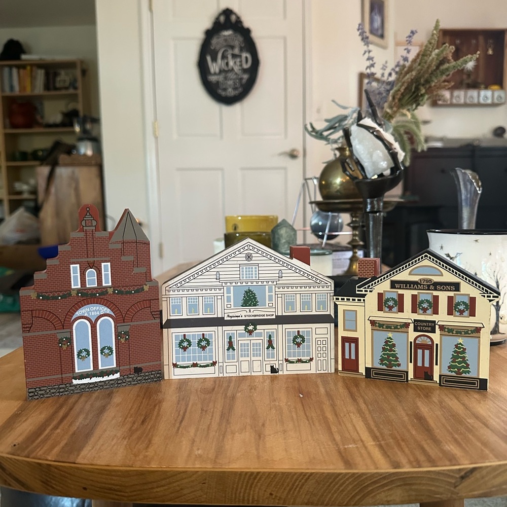 Vintage The cat’s meow 1997 Stockbridge, MA christmas series. Set of 3 houses.
